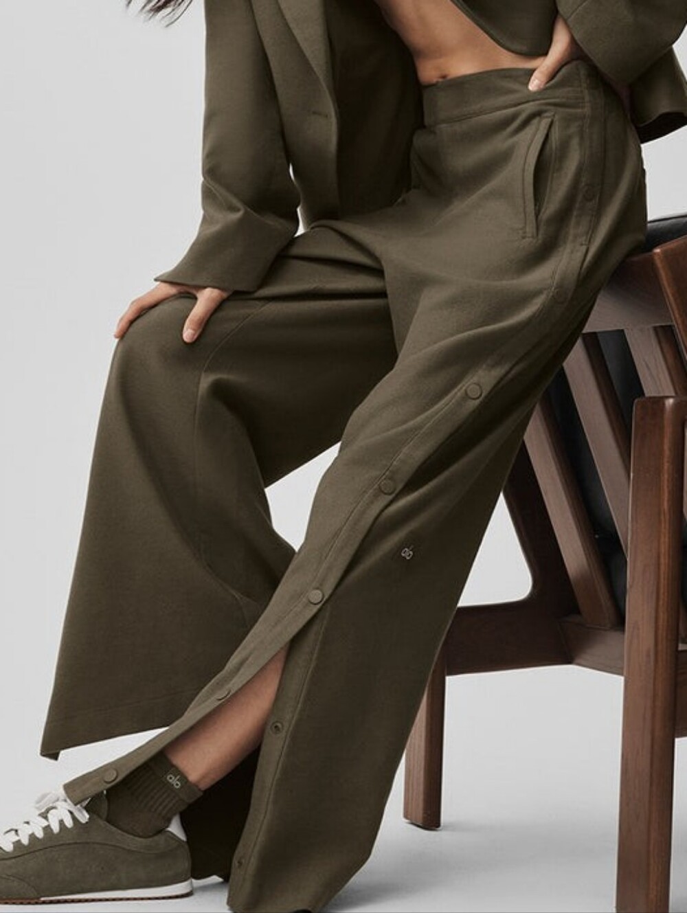 Alo Yoga NWT Mid Rise Cosmopolitan Snap Pant in Olive Tree sz SMALL